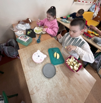 Uczniowie i uczennice przygotowują zdrowe śniadanie1