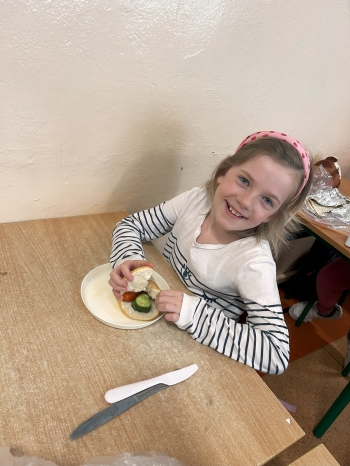 Uczennica podczas zdrowego śniadania