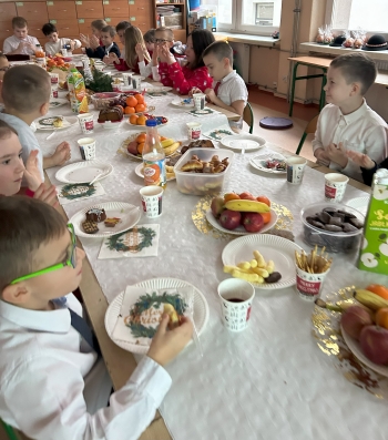 Uczniowie podczas wspólnej Wigilii