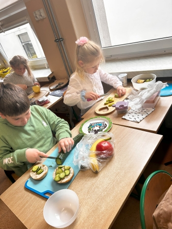 Uczniowie przygotowują swoje śniadania