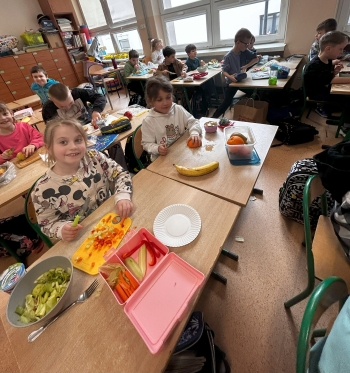 Uczniowie i uczennice przygotowują zdrowe śniadanie6