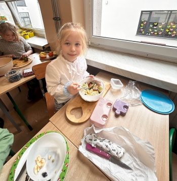 Uczniowie i uczennice przygotowują zdrowe śniadanie7