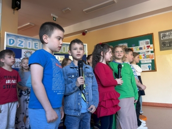 Uczniowie klasy 1 d podczas śwpiewania ekopiosenki