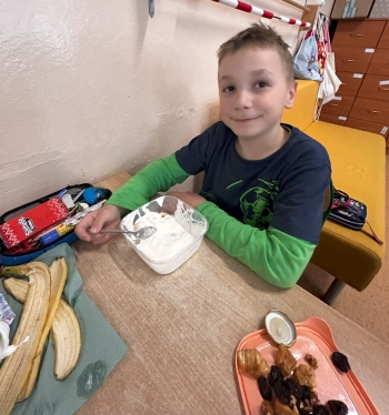 Uśmiechnięty uczeń podczas zdrowego śniadania