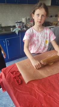 Dziewczynka wałkuje ciasto