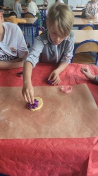 Chłopiec wykrawa ciastko 