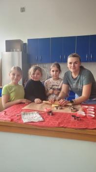 Dzieci wraz z nauczycielem robią ciastka