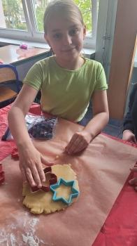 Dziewczynka nad ciastem