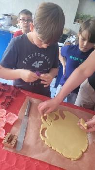 Chłopiec wykrawa z ciasta 