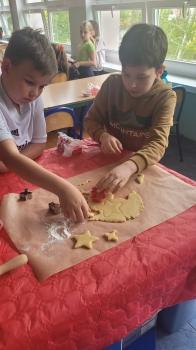 Chłopcy przygotowują ciastka 