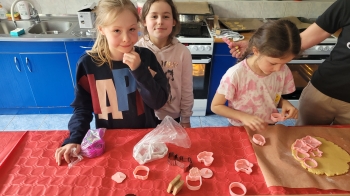 Dziewczynki wykrawają ciastka 