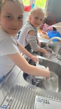 Dziewczynki sprzątają 