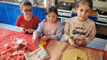 Dzieci wykrawają ciastka 