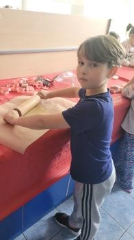 Chłopiec wałkuje ciasto 