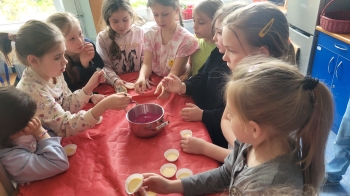 Dziewczynki przygotowują masę do babeczek 