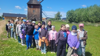 Grupa dzieci przed młynem