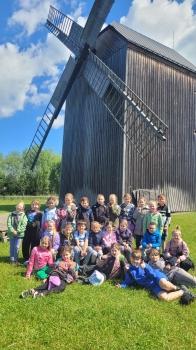 Dzieci stojące przed młynem 