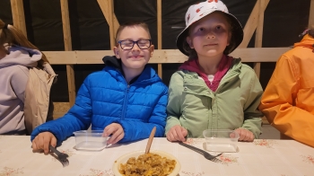 Chłopiec i dziewczynka na warsztatach