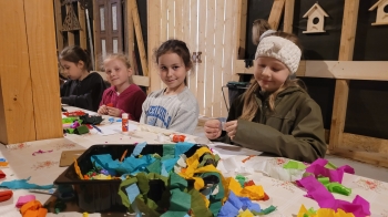 Dzieci robią prace plastyczne 