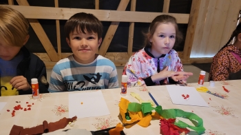 Dzieci podczas wykonywania pracy plastycznej