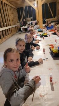 Dzieci wykonują prace plastyczne 