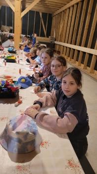 Dzieci przy stolikach 