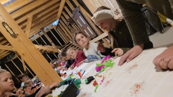 Dzieci podczas warsztatów plastycznych 
