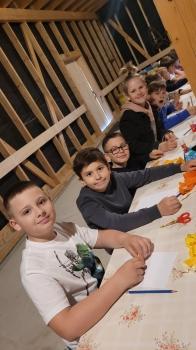 Dzieci na warsztatach podczas wycieczki 