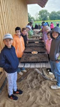 Dzieci sadzą cebulki