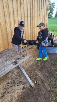 Chłopcy wspólnie pracują 