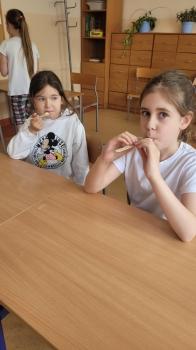 Dziewczynki próbują miód