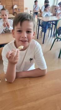 Chłopiec próbujący miód