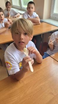 Chłopiec degustuje miód