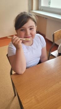 Dziewczynka smakuje miód