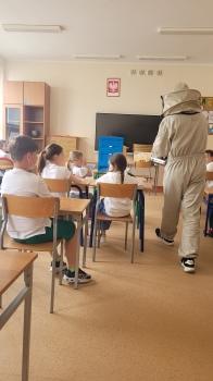 Uczniowie na warsztatach pszczelarskich 