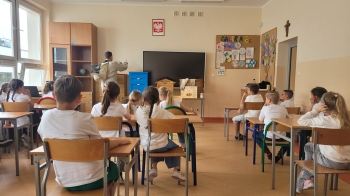 Uczniowie klasy drugiej na warsztatach pszczelarskich 