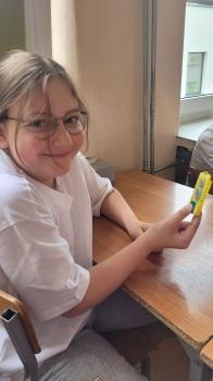 Dziewczynka trzyma pszczoły 