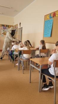 Pszczelarz demonstruje podkurzacz