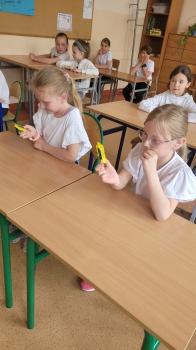 Dziewczynki trzymające pszczoły