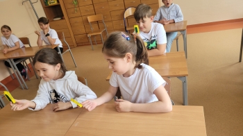 Dziewczynki liczą ile nóżek mają pszczoły