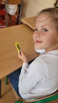 Uśmiechnięty chłopiec  trzyma klatkę z pszczołami 