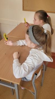 Dziewczynki wpatrujące się w pszczoły 