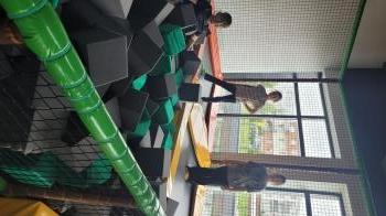 Dziewczyny na trampolinie