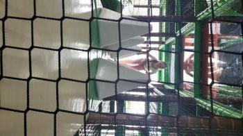 Dziewczynka między przeszkodami 