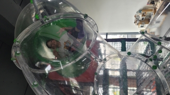 Dziewczynka na zjeżdżalni 