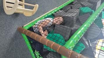 Dziewczynka zakopana z piankach