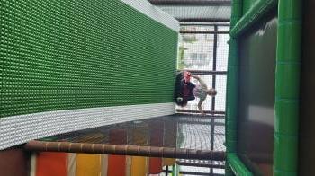 Chłopiec na pontonie 