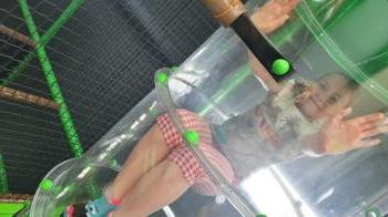 Dziewczynka w wysokiej róże 