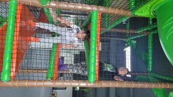 Chlopaki na kolorowych elementach 