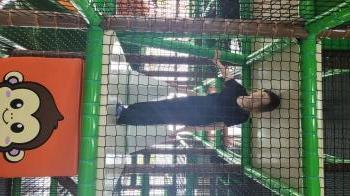 Dziewczynka na kolorowym elemencie